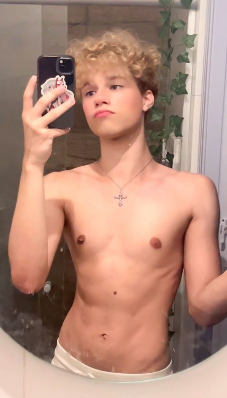 Femboy Novinho 45